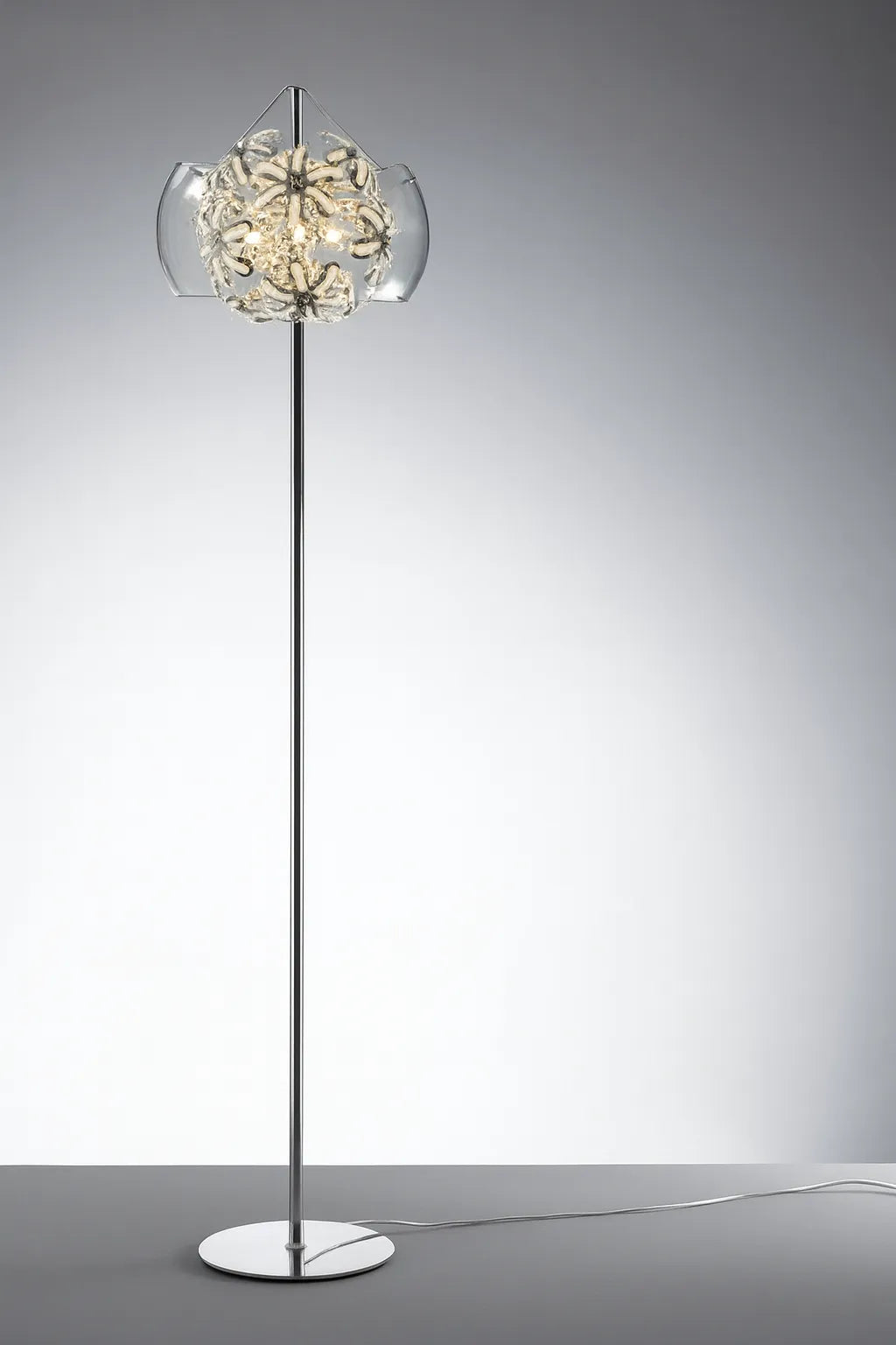 Lampada da terra Diadema con struttura in cromo e diffusore in cristallo dal design elegante