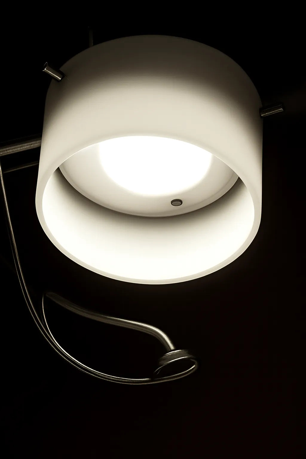 Lampada da terra Orkestra in cromo con diffusore in vetro opale e design moderno