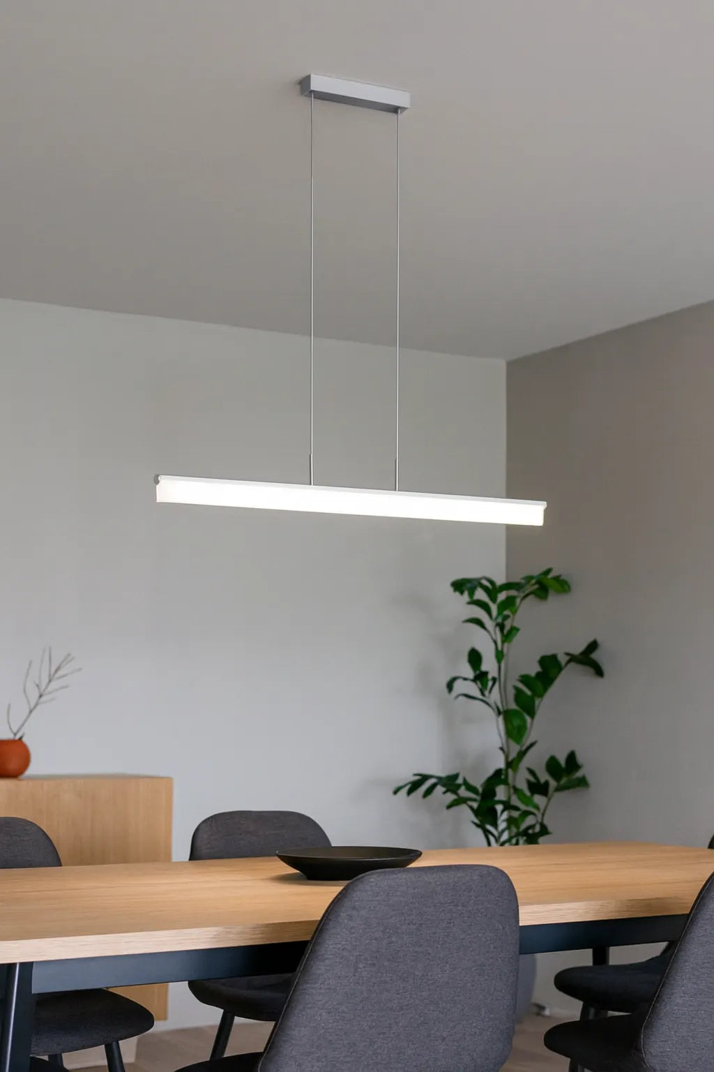 Lampadario a sospensione Fedro in bianco e cromo con LED 35W, design moderno ed elegante.