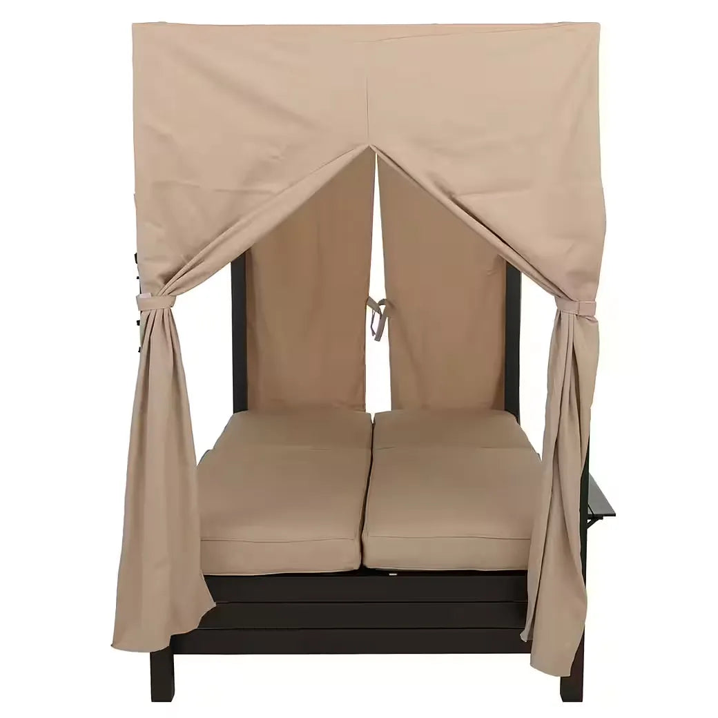 Lettino da giardino con struttura cabana e tende laterali, posizionato a bordo piscina al tramonto in ambiente elegante e rilassante