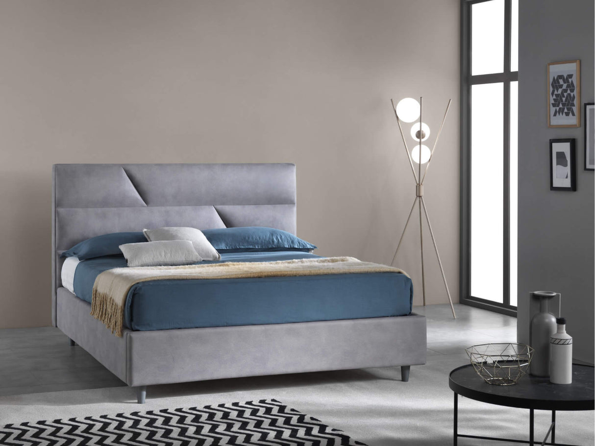 Letto matrimoniale Amsterdam in velluto con contenitore e testata imbottita a fasce oblique. Design moderno e funzionalità salvaspazio per la camera da letto.