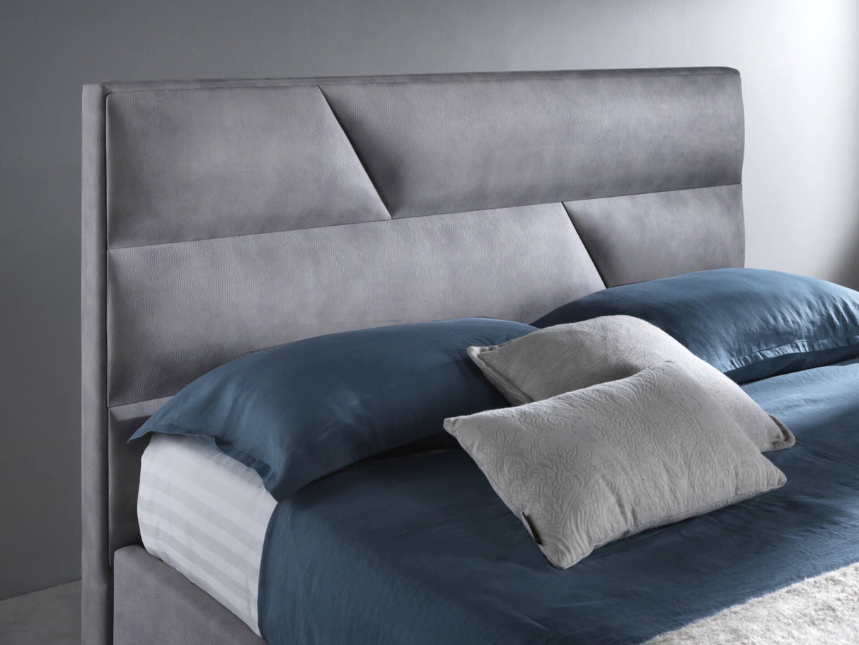 Letto matrimoniale Amsterdam in velluto con contenitore e testata imbottita a fasce oblique. Design moderno e funzionalità salvaspazio per la camera da letto.