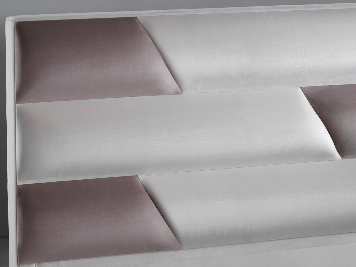 Letto matrimoniale Amsterdam in velluto con contenitore e testata imbottita a fasce oblique. Design moderno e funzionalità salvaspazio per la camera da letto.