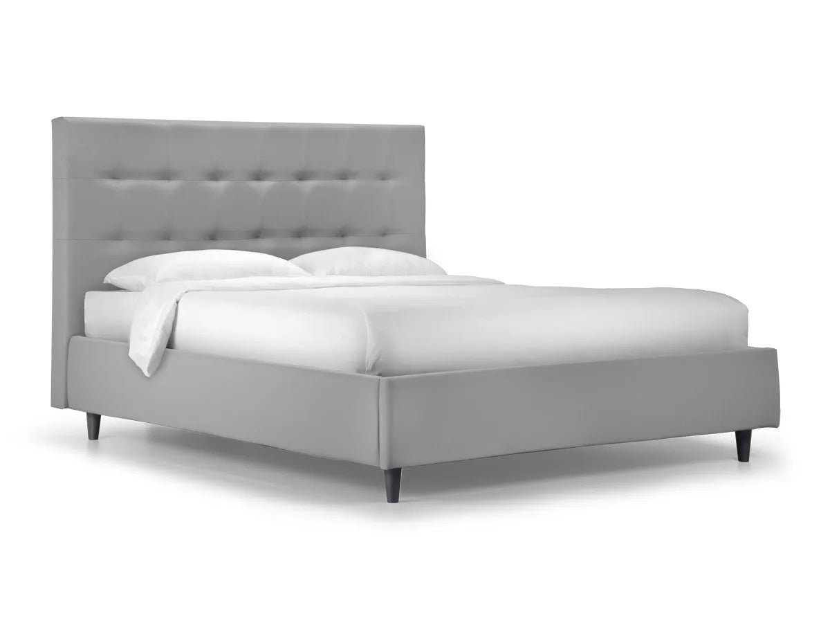 Letto matrimoniale New York con contenitore in tessuto idrorepellente, testata con impunture e piedini alti. Elegante, moderno e salvaspazio.