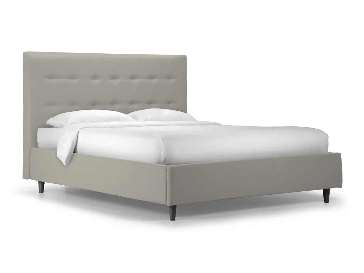 Letto matrimoniale New York con contenitore in velluto, testata con impunture e tiranti decorativi. Elegante e funzionale per camere da letto moderne.