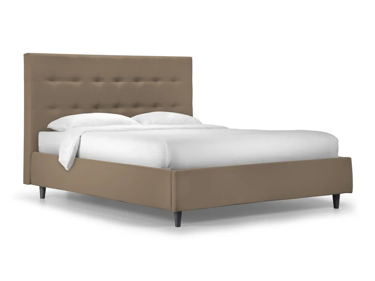 Letto matrimoniale New York con contenitore in velluto, testata con impunture e tiranti decorativi. Elegante e funzionale per camere da letto moderne.