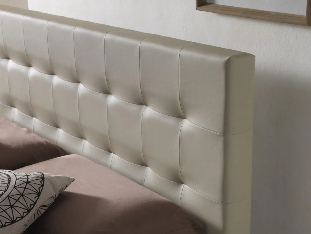 Letto matrimoniale New York con contenitore in velluto, testata con impunture e tiranti decorativi. Elegante e funzionale per camere da letto moderne.