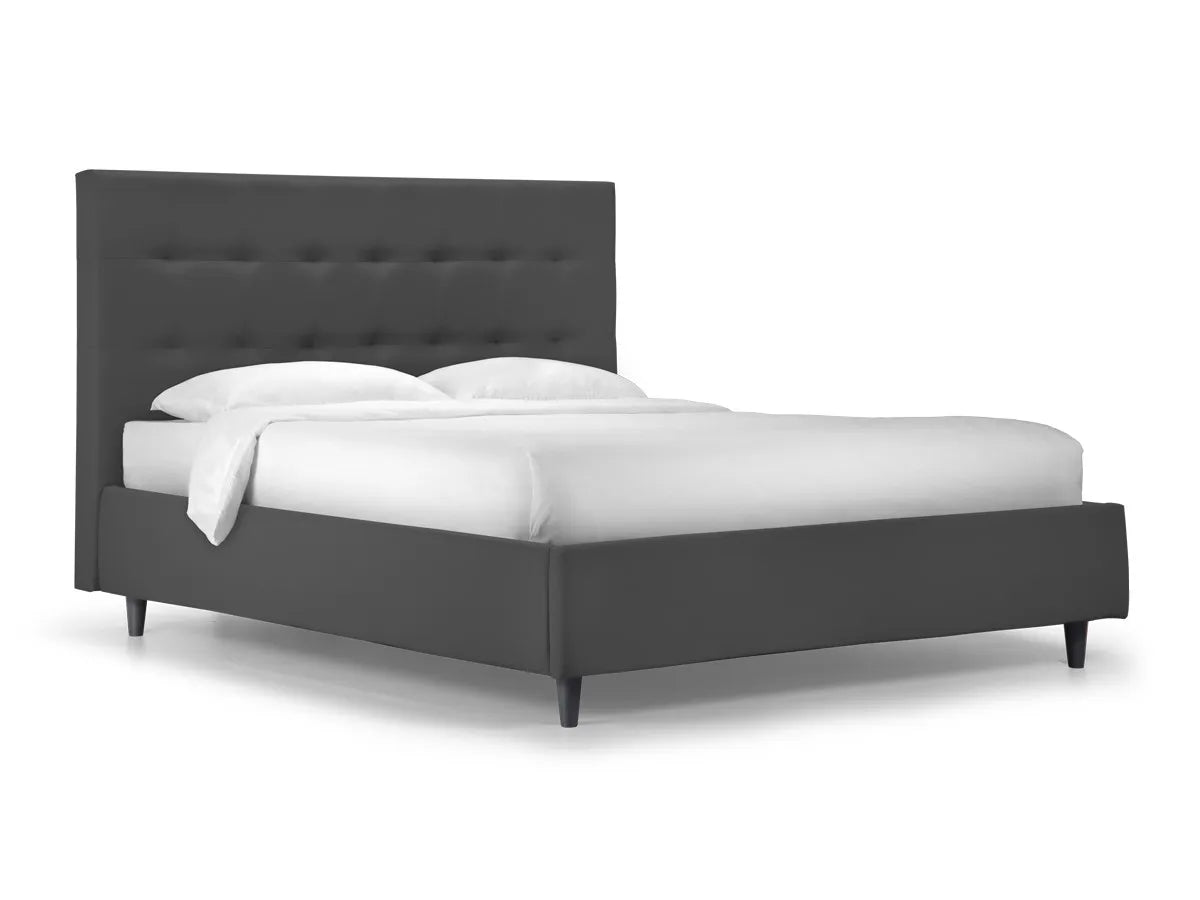 Letto matrimoniale New York con contenitore in velluto, testata con impunture e tiranti decorativi. Elegante e funzionale per camere da letto moderne.