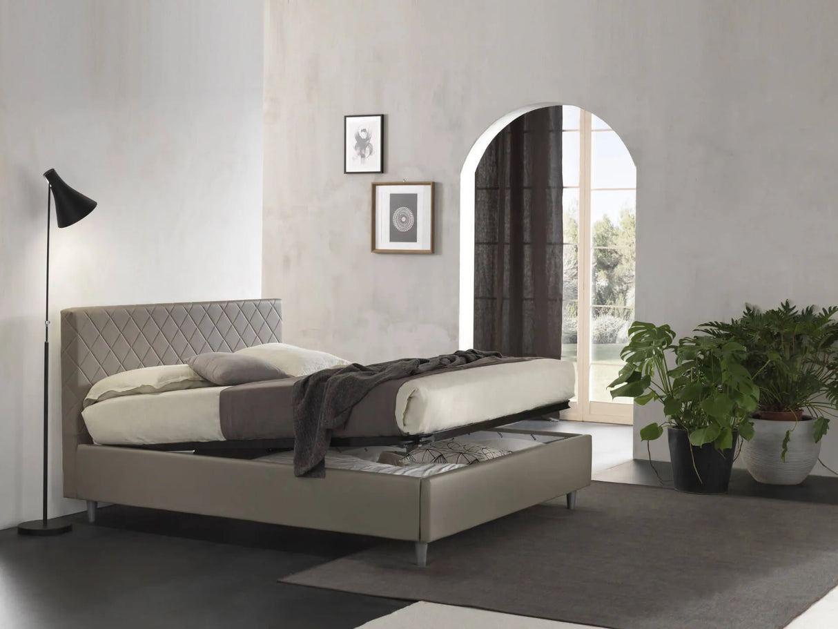Letto matrimoniale Rio con contenitore, rivestimento in ecopelle e testata imbottita trapuntata a rombi. Design moderno, elegante e salvaspazio.