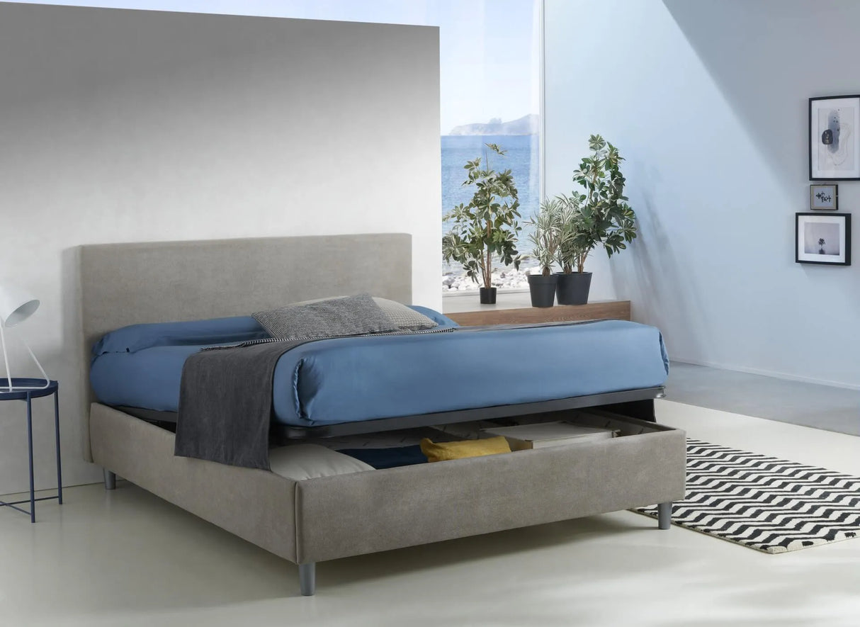 Letto matrimoniale Vienna con contenitore, rivestimento in tessuto Idro e testata con bottoni cristal. Elegante, pratico e perfetto per camere moderne.