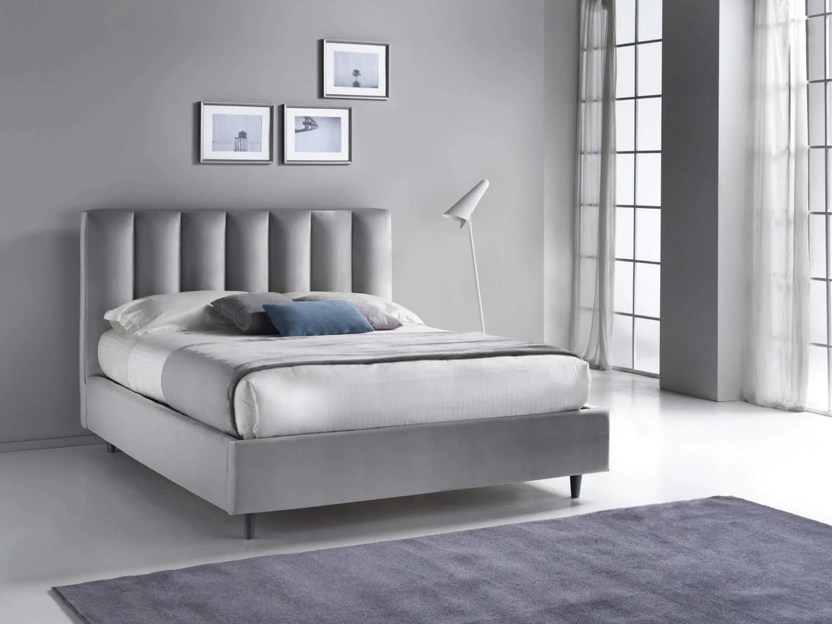 Letto imbottito Parigi con contenitore, testiera a fasce verticali e piedini alti