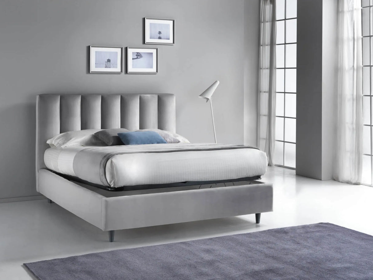 Letto imbottito Parigi con contenitore, testiera a fasce verticali e piedini alti