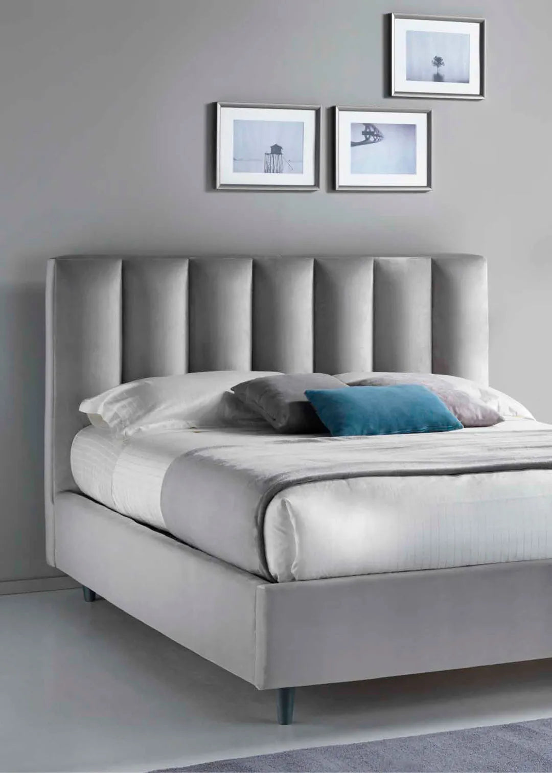 Letto imbottito Parigi con contenitore, testiera a fasce verticali e piedini alti