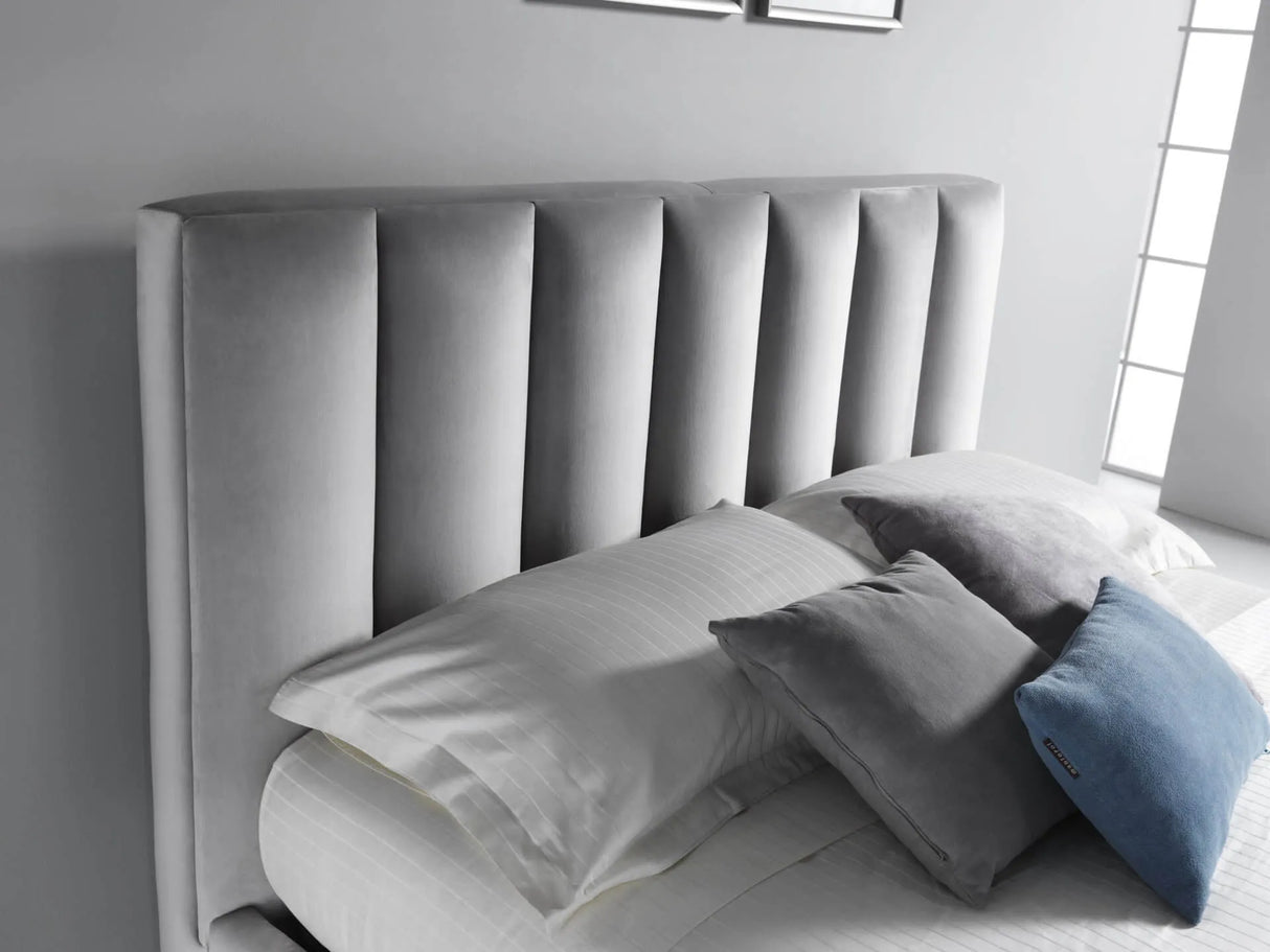 Letto imbottito Parigi con contenitore, testiera a fasce verticali e piedini alti