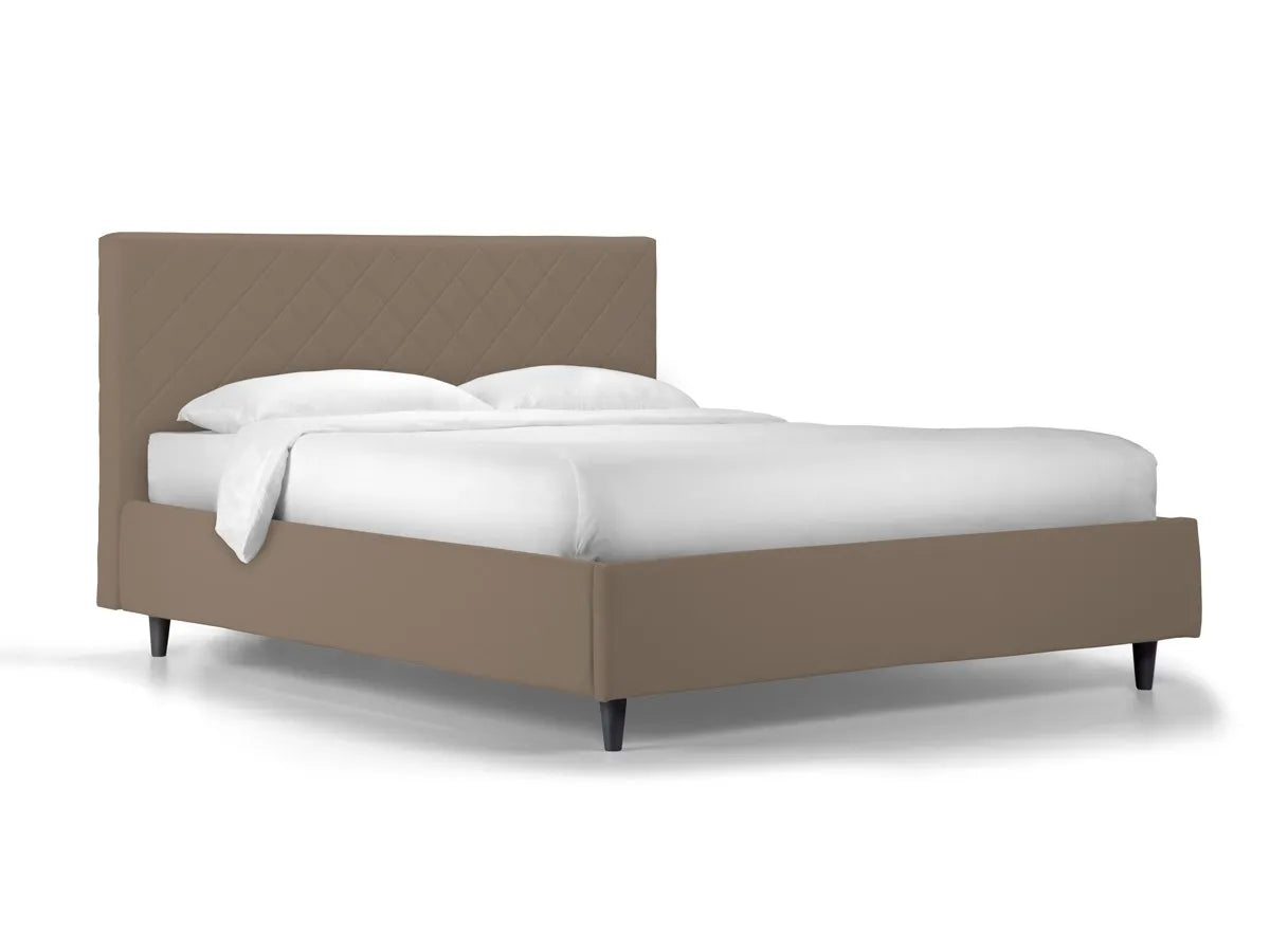 Letto singolo Rio con contenitore in ecopelle, testata trapuntata a rombi e piedini alti. Ideale per spazi moderni e camere eleganti.