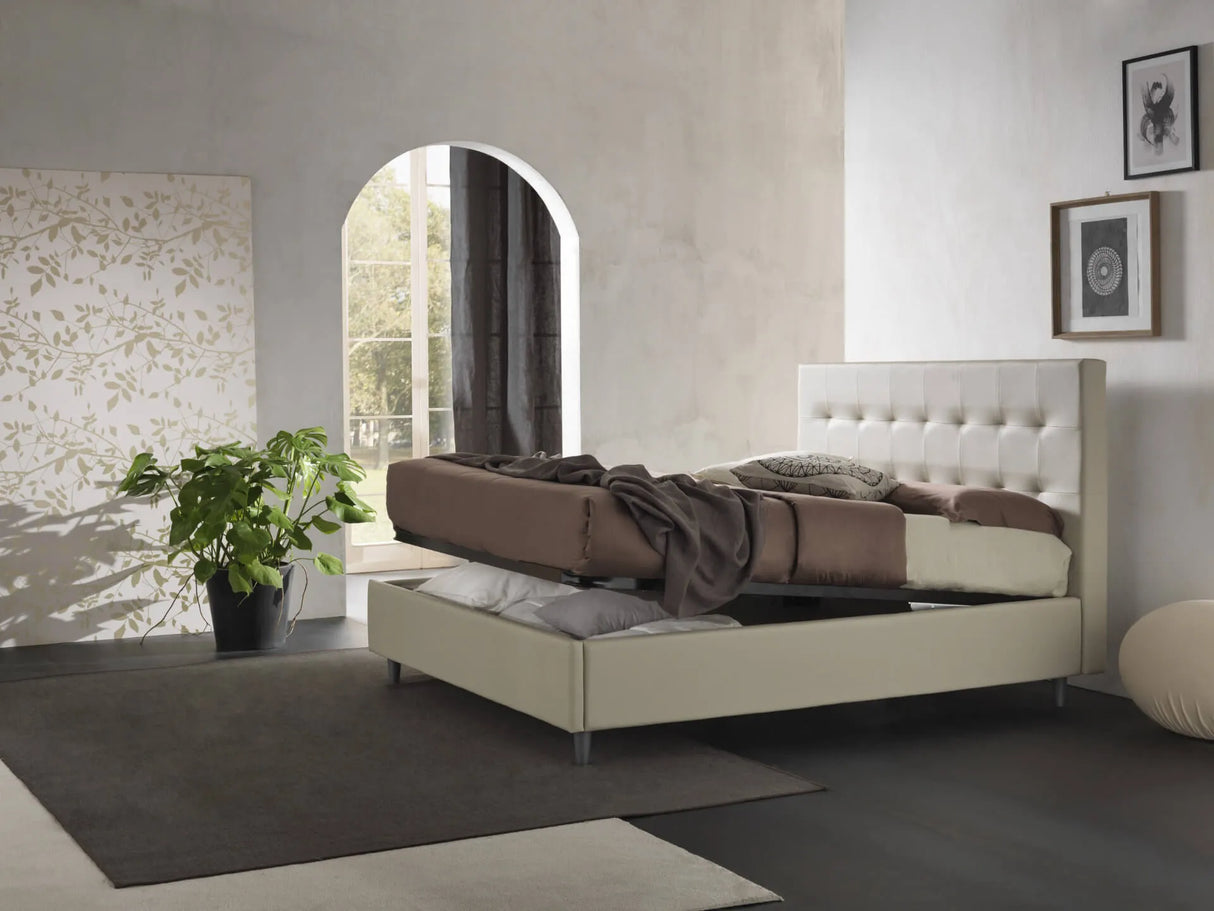 Letto 1 piazza e mezza New York con contenitore salvaspazio, testata trapuntata e piedini alti. Rete a doghe, materiali resistenti e design moderno.