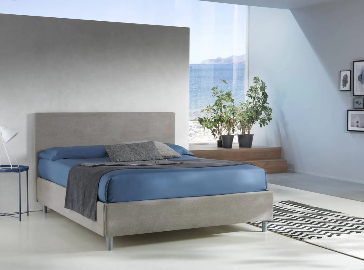 Letto Vienna una piazza e mezza in tessuto idrorepellente con contenitore e testata con bottoni cristal. Design moderno, pratico e raffinato.