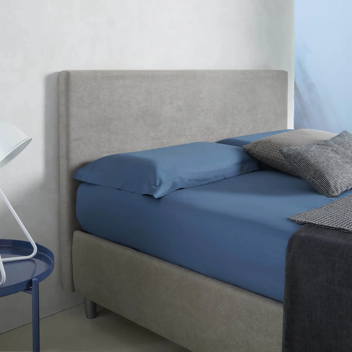 Letto Vienna una piazza e mezza in tessuto idrorepellente con contenitore e testata con bottoni cristal. Design moderno, pratico e raffinato.