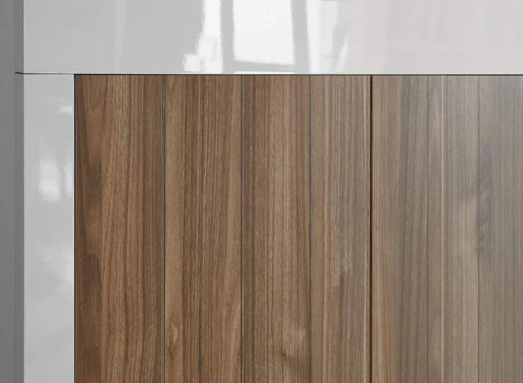 Madia Urbino in finitura bianco lucido e noce con 2 ante e 2 cassetti, mobile contenitore moderno per soggiorno, zona living o sala da pranzo.