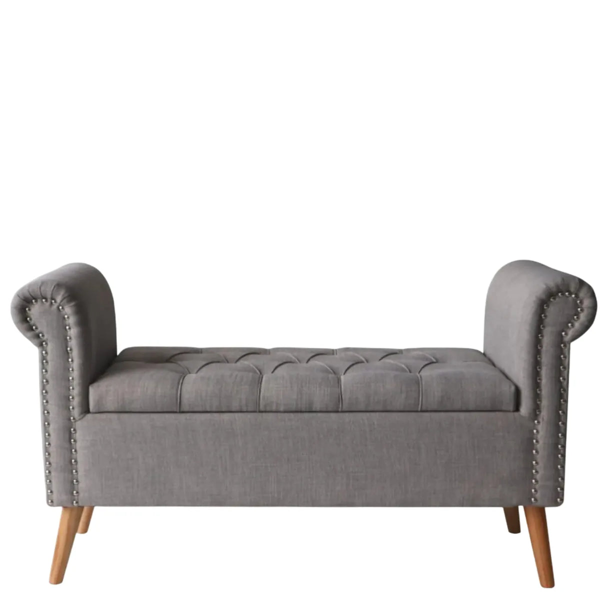 Panca contenitore Giulietta in tessuto Oxford antimacchia con seduta trapuntata, braccioli decorati e piedini in legno. Stile classico ed elegante.