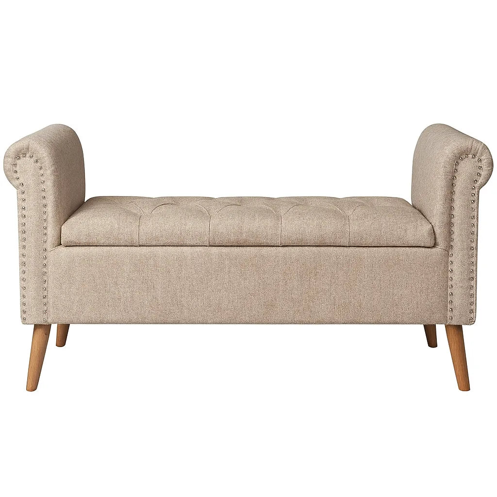 Panca contenitore Giulietta in tessuto Oxford antimacchia con seduta trapuntata, braccioli decorati e piedini in legno. Stile classico ed elegante.