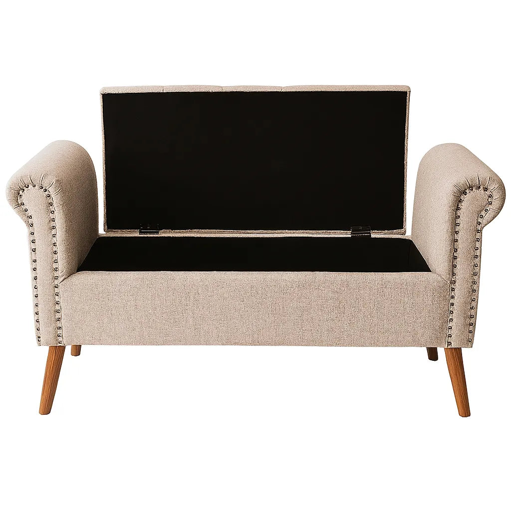 Panca contenitore Giulietta in tessuto Oxford antimacchia con seduta trapuntata, braccioli decorati e piedini in legno. Stile classico ed elegante.