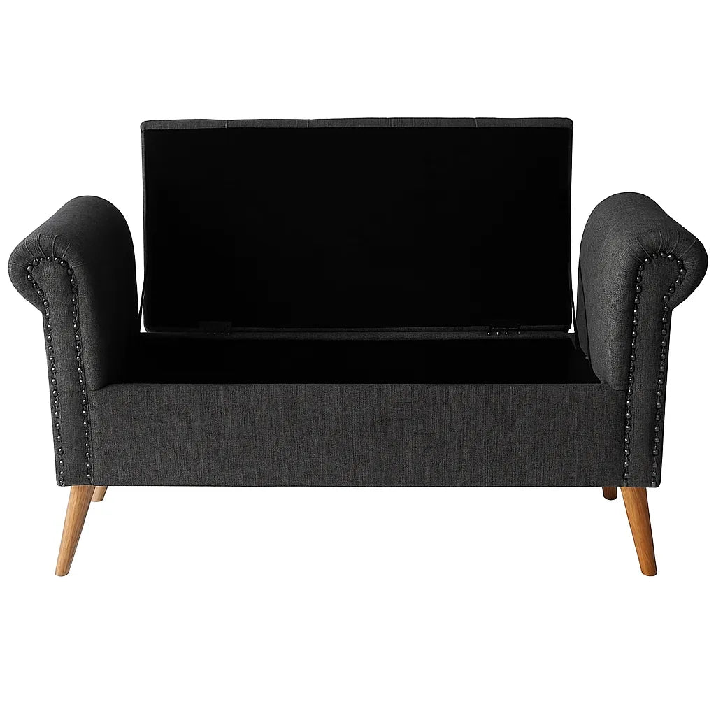 Panca contenitore Giulietta in tessuto Oxford antimacchia con seduta trapuntata, braccioli decorati e piedini in legno. Stile classico ed elegante.