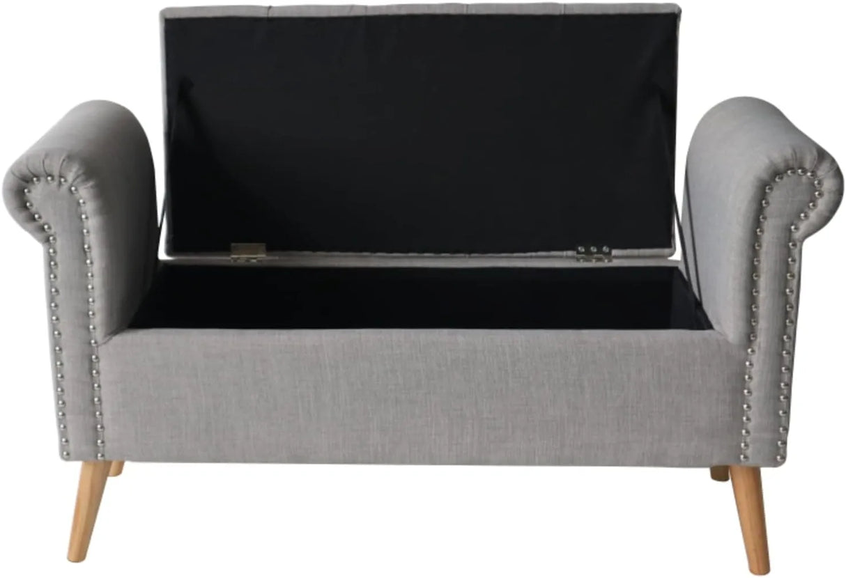 Panca contenitore Giulietta in tessuto Oxford antimacchia con seduta trapuntata, braccioli decorati e piedini in legno. Stile classico ed elegante.