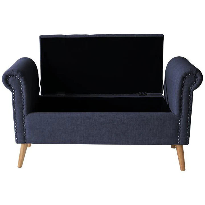 Panca contenitore Giulietta in tessuto Oxford antimacchia con seduta trapuntata, braccioli decorati e piedini in legno. Stile classico ed elegante.