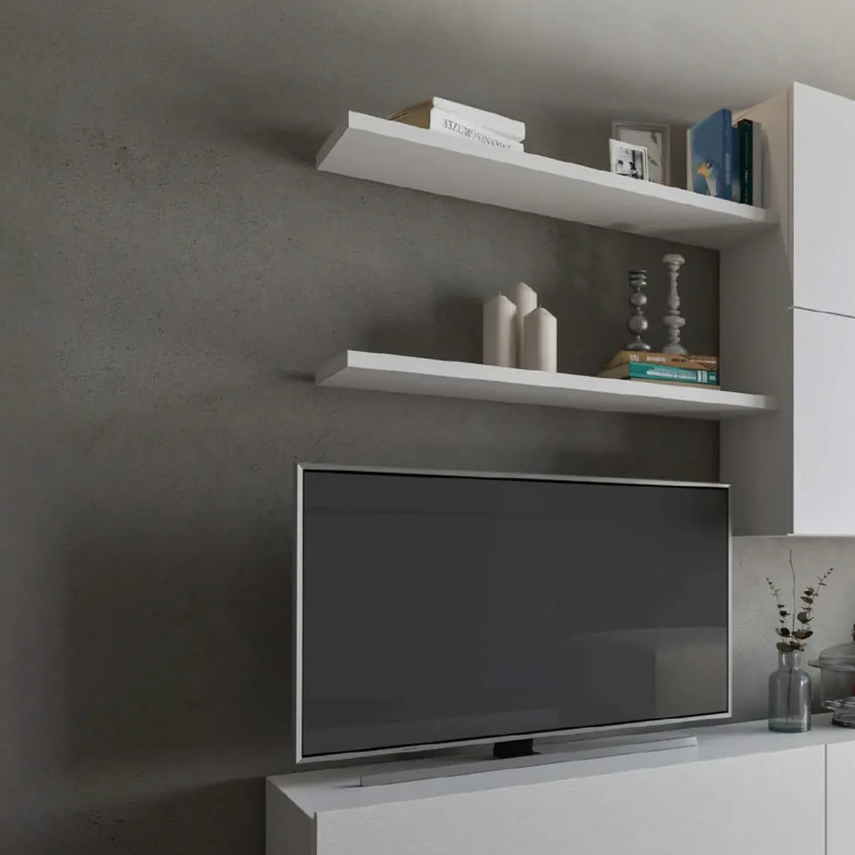 Parete attrezzata Morena finitura bianco frassino con base porta TV, pensili e mensole.