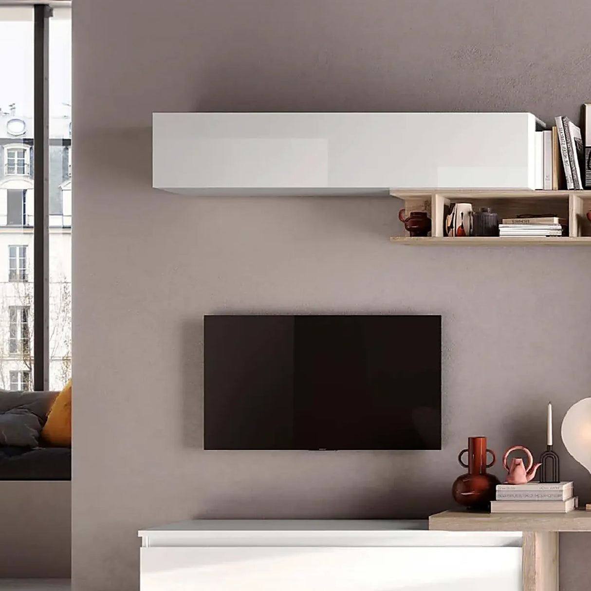 Parete attrezzata Nora finitura bianco lucido e Kadiz con base porta TV e pensili.
