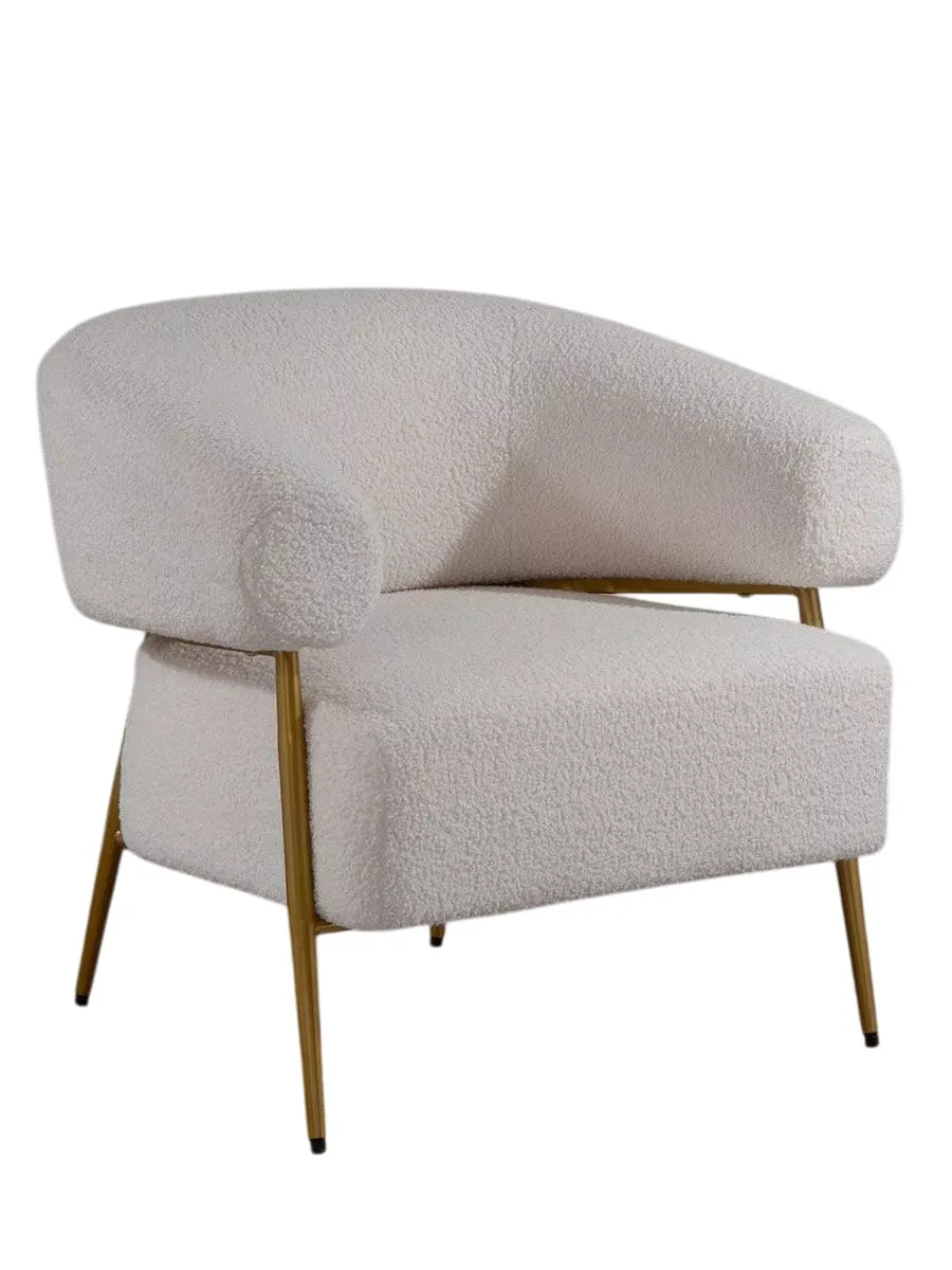 Poltrona Althea in tessuto bouclè beige con struttura in metallo dorato stile scandinavo
