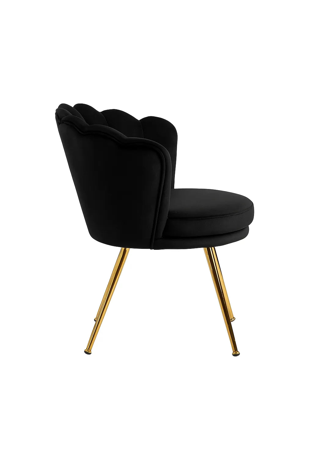 Poltrona con schienale a conchiglia in velluto nero e piedi oro lunghi, stile vintage elegante per salotto e camera.