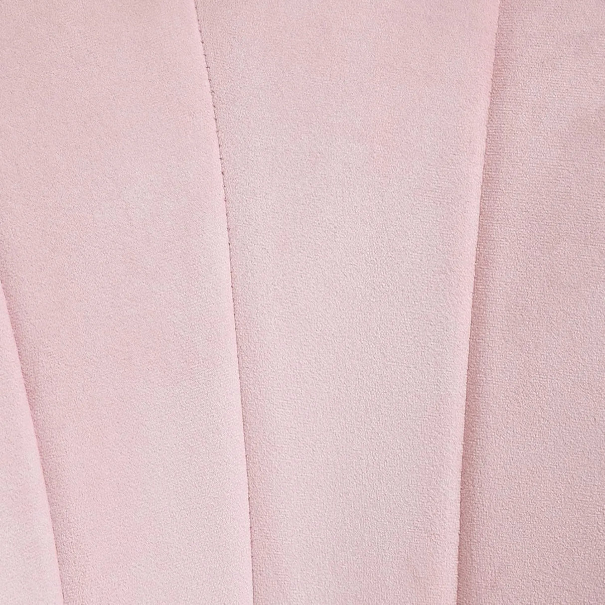 Poltrona con schienale a conchiglia in velluto rosa e piedi oro lunghi, stile vintage elegante per salotto e camera.