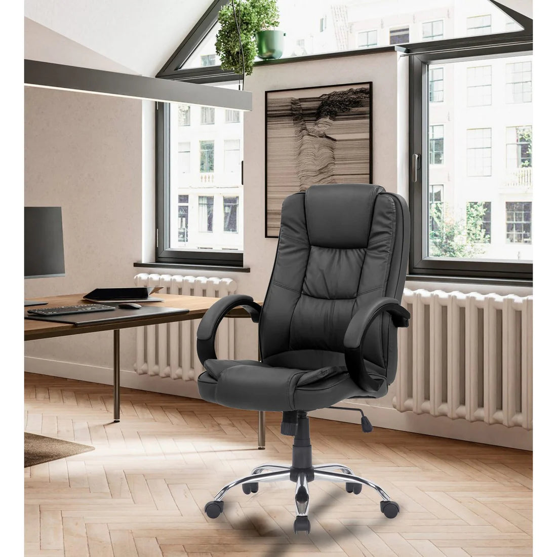 Poltrona direzionale ergonomica in ecopelle nero, con braccioli neri e base cromata per ufficio o studio.