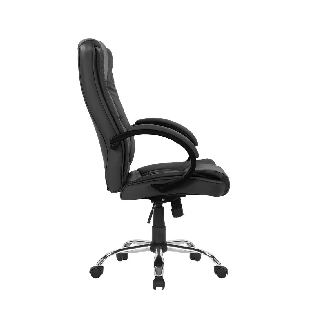 Poltrona direzionale ergonomica in ecopelle nero, con braccioli neri e base cromata per ufficio o studio.