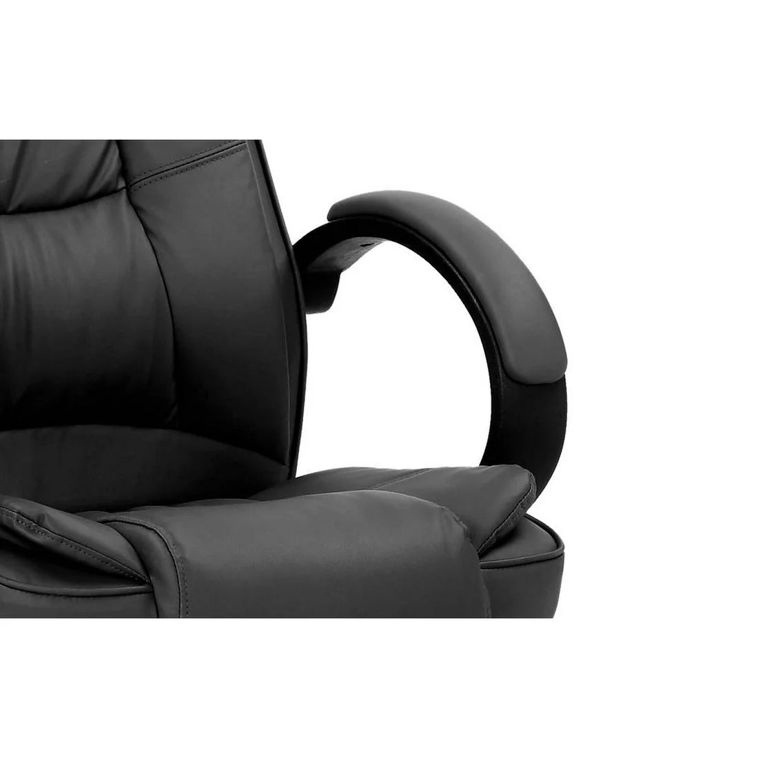 Poltrona direzionale ergonomica in ecopelle nero, con braccioli neri e base cromata per ufficio o studio.