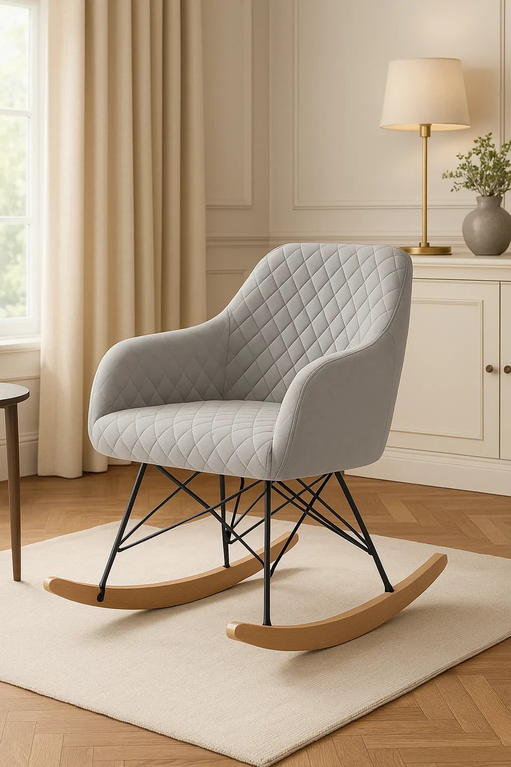 Poltrona a dondolo grigia in stile scandinavo con base in legno e struttura in metallo.