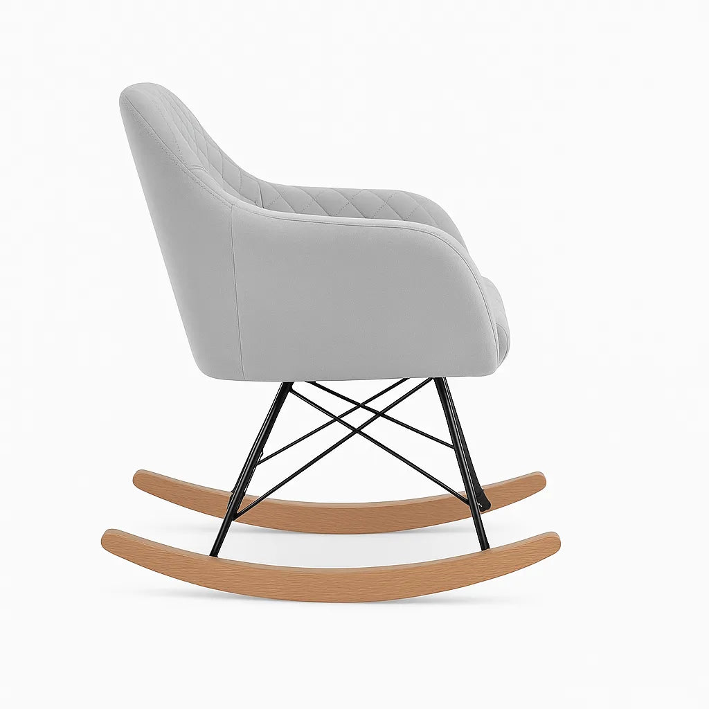 Poltrona a dondolo grigia in stile scandinavo con base in legno e struttura in metallo.