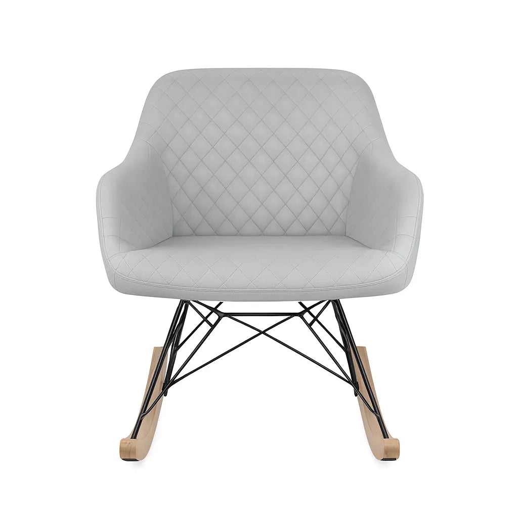 Poltrona a dondolo grigia in stile scandinavo con base in legno e struttura in metallo.