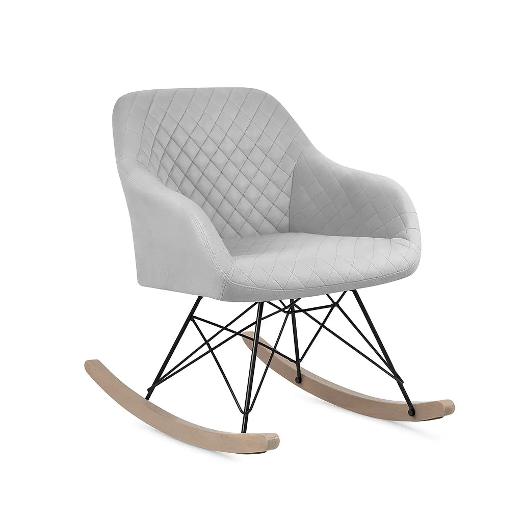 Poltrona a dondolo grigia in stile scandinavo con base in legno e struttura in metallo.