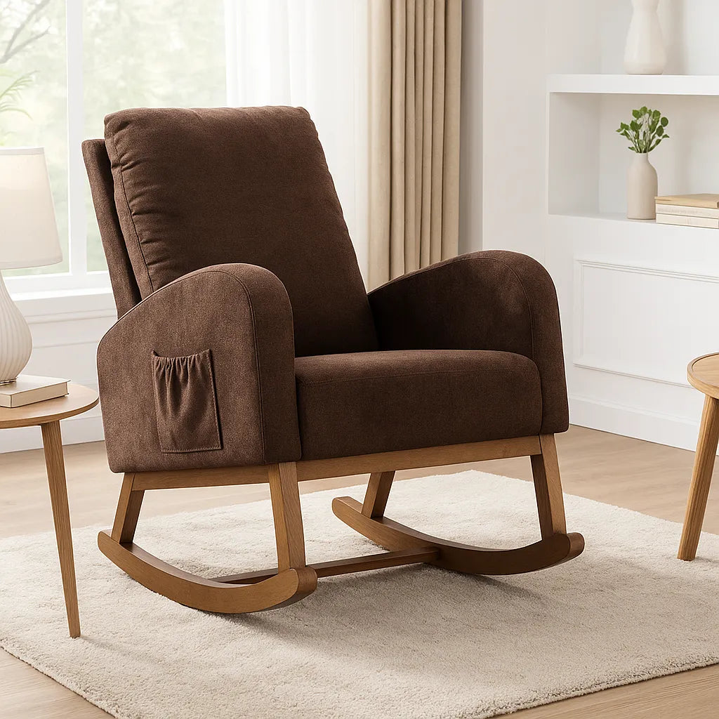 Poltrona a dondolo marrone in tessuto con struttura in legno massello, schienale alto, cuscino lombare e tasca laterale.