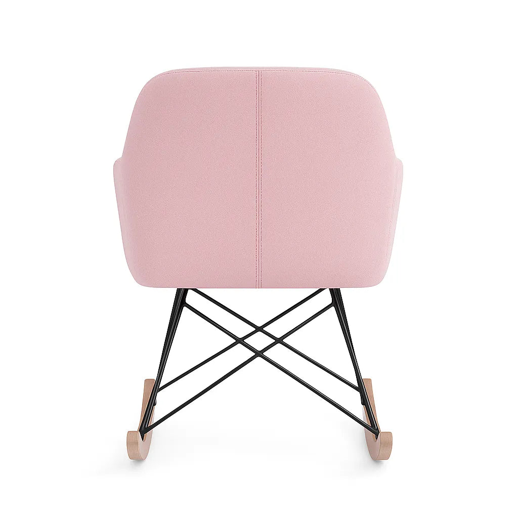 Poltrona a dondolo rosa in tessuto con base in legno naturale e schienale trapuntato stile scandinavo.