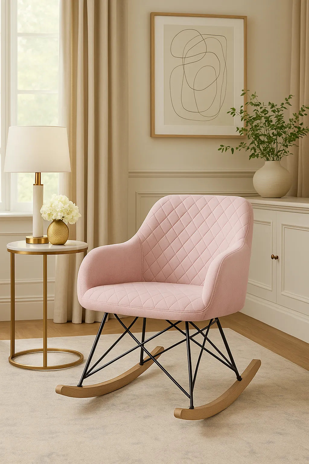 Poltrona a dondolo rosa in tessuto con base in legno naturale e schienale trapuntato stile scandinavo.