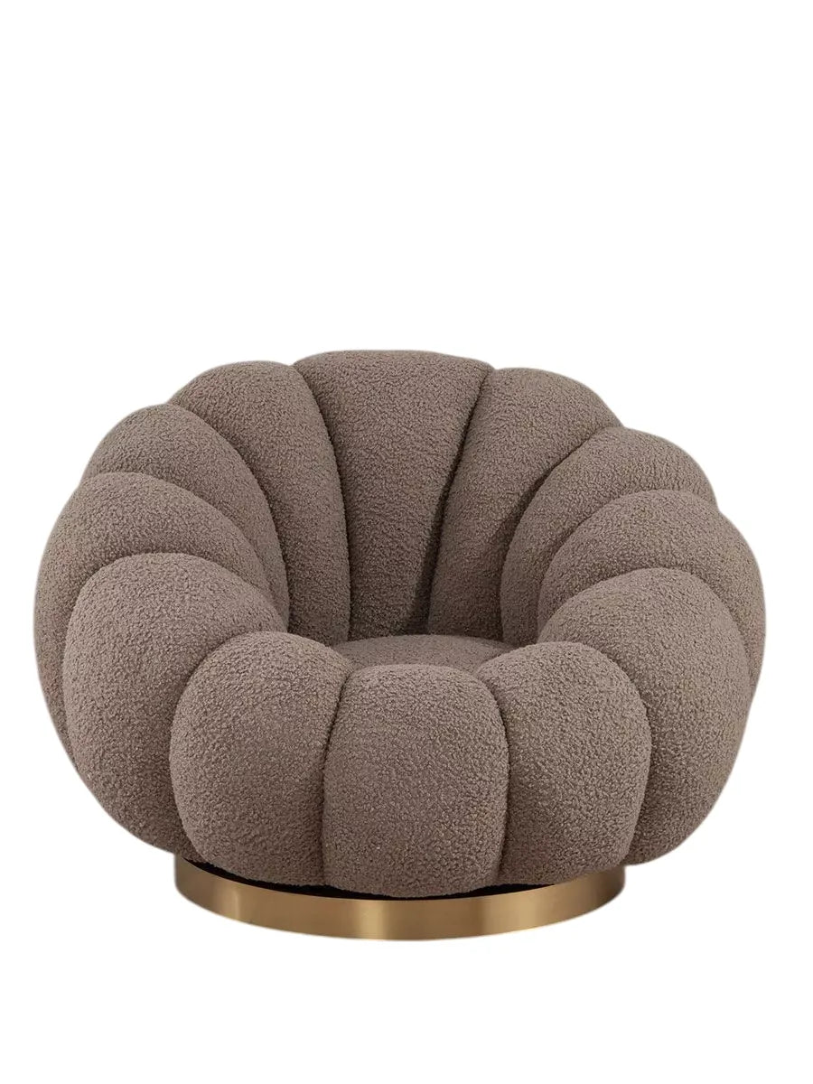 Poltrona Elodia girevole in tessuto bouclè tortora con base dorata stile scandinavo