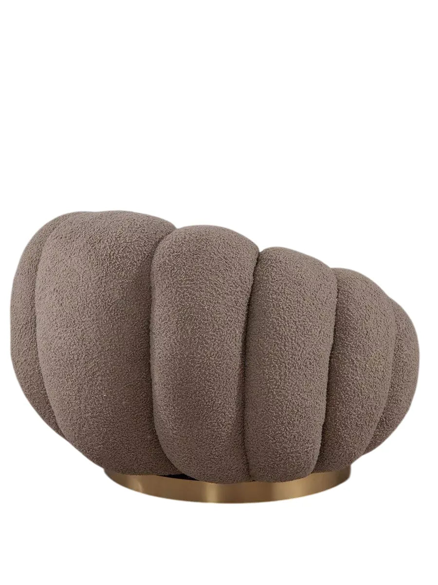 Poltrona Elodia girevole in tessuto bouclè tortora con base dorata stile scandinavo