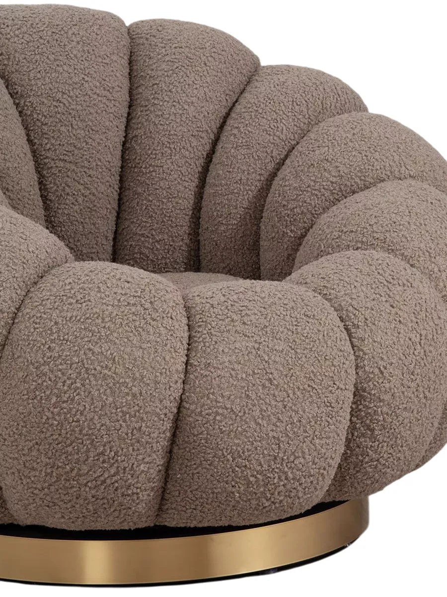 Poltrona Elodia girevole in tessuto bouclè tortora con base dorata stile scandinavo