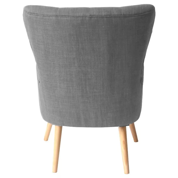 Poltrona Giulietta in tessuto Oxford antimacchia con schienale ergonomico trapuntato e piedini in legno, ideale per soggiorno, studio o camera da letto