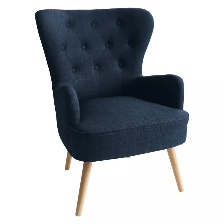 Poltrona Giulietta in tessuto Oxford antimacchia con schienale ergonomico trapuntato e piedini in legno, ideale per soggiorno, studio o camera da letto