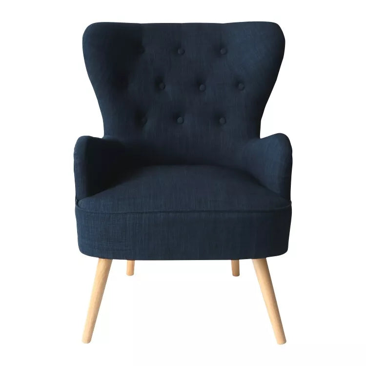 Poltrona Giulietta in tessuto Oxford antimacchia con schienale ergonomico trapuntato e piedini in legno, ideale per soggiorno, studio o camera da letto.